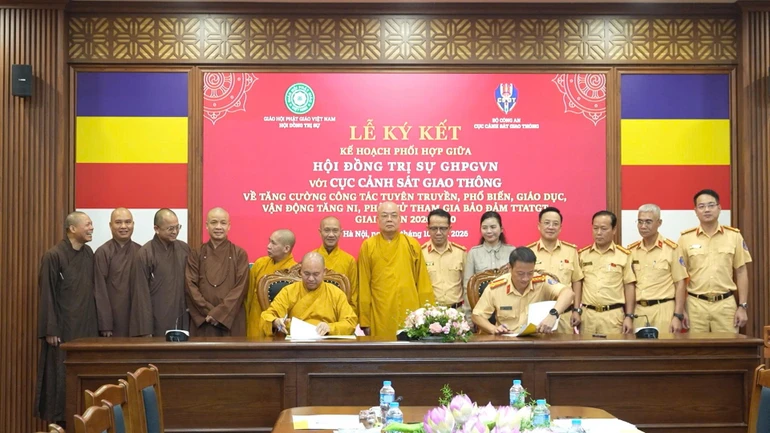Thượng tọa Thích Đức Thiện thay mặt Hội đồng Trị sự GHPGVN và Đại tá Phạm Quang Huy thay mặt Cục Cảnh sát Giao thông tiến hành ký kết kế hoạch phối hợp giai đoạn mới 2026-2030