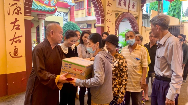 Hòa thượng Thích Huệ Công tận tay trao quà đến bà con