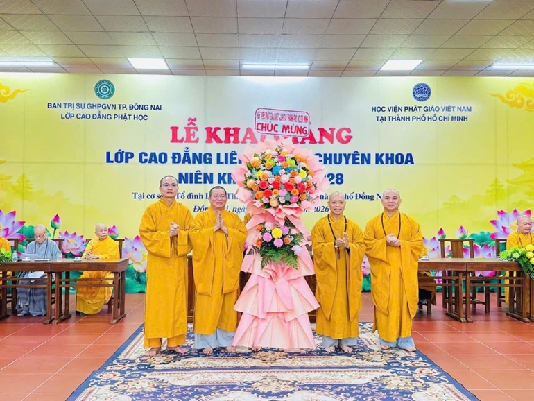Học viện Phật giáo VN tại TP.HCM tặng hoa chúc mừng Lễ khai giảng Lớp Cao đẳng Phật học liên thông và Cao đẳng Phật học chuyên khoa, niên khóa 2026-2028