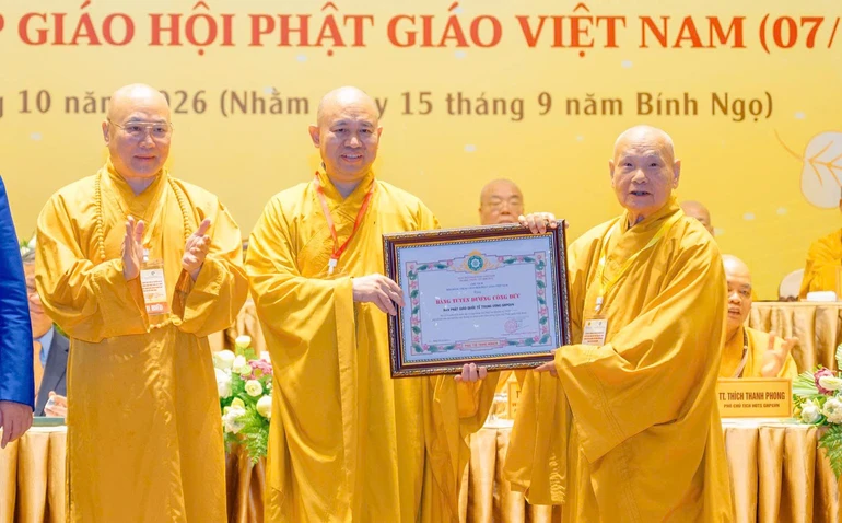 Trưởng lão Hòa thượng Chủ tịch Hội đồng Trị sự trao Bằng tuyên dương công đức đến tập thể Ban Phật giáo Quốc tế Trung ương - Ảnh: Đăng Huy