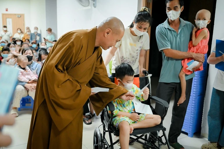 Thượng tọa Thích Trí Chơn, viện chủ tu viện Khánh An trao quà đến bệnh nhi