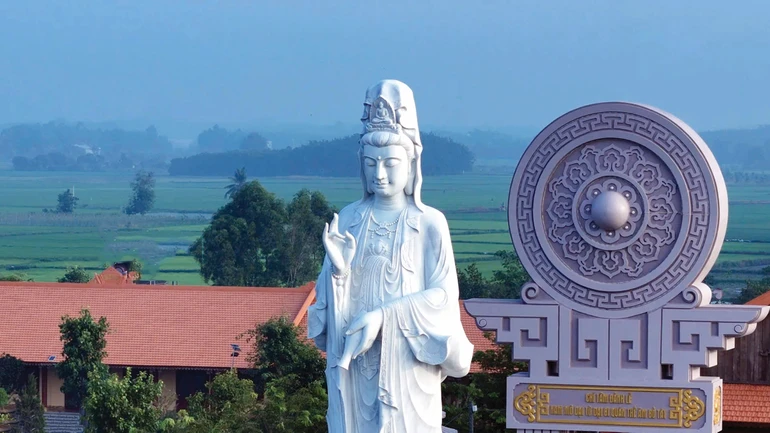 Thánh tượng Bồ-tát Quán Thế Âm tại thiền viện Trúc Lâm Tây Ninh - Ảnh: Nguyên Minh