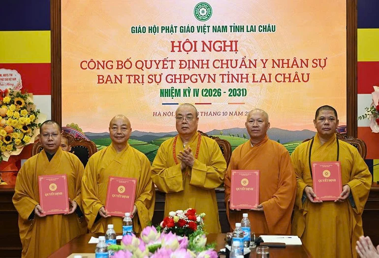 Trưởng lão Hòa thượng Thích Thanh Nhiễu trao quyết định chuẩn y nhân sự đến Ban Trị sự GHPGVN tỉnh Lai Châu, nhiệm kỳ IV (2026-2031)