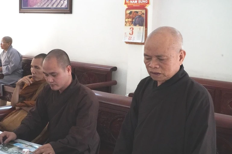 HT.Thích Thiện Minh, Trưởng ban Trị sự Phật giáo huyện chủ trì phiên họp sáng 3-4.