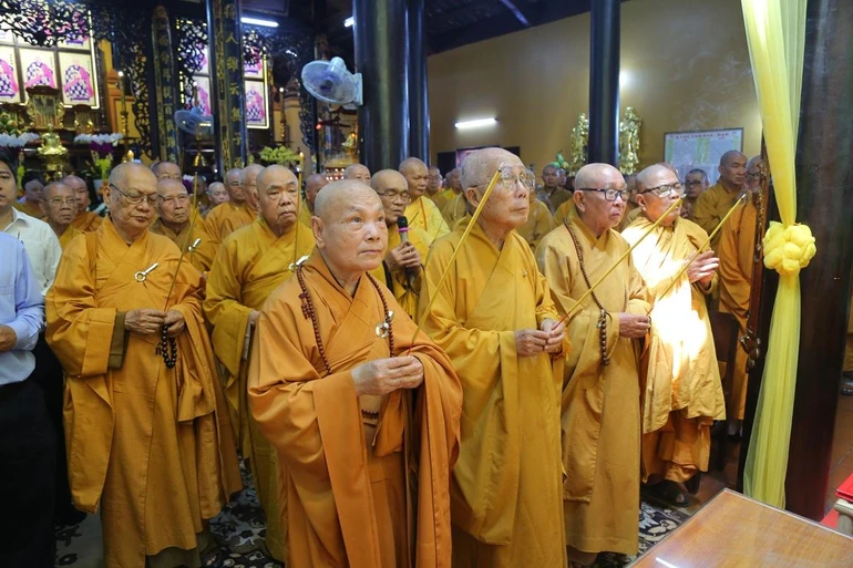 Chư tôn thiền đức niệm hương tưởng niệm cố Hòa thượng Thích Nhật Ấn.- Ảnh: Anh Quốc