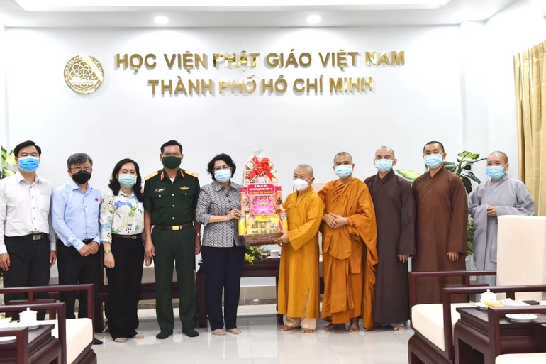 Đoàn ứng cử đại biểu Quốc hội khóa XV của thành phố tặng quà đến Hội đồng Điều hành học viện tại TP.HCM - Ảnh: Ngộ Trí Thuận