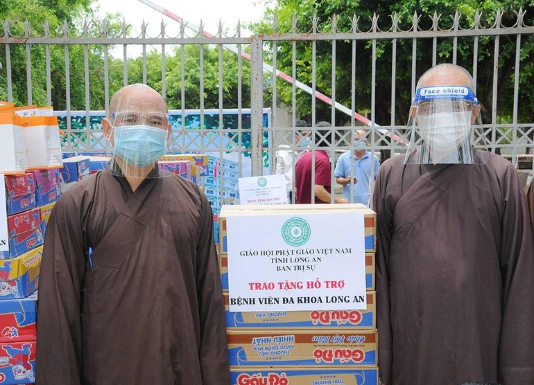 Hòa thượng Thích Minh Thiện, Đại đức Thích Lệ Ngôn tặng quà tại bệnh viên đa khoa tỉnh - Ánh: Khai Tâm 