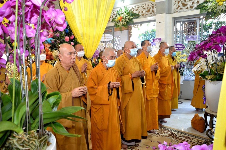 Ban Giám hiệu Trường Cao Trung cấp Phật học TP.HCM viếng tang, sáng nay 8-1