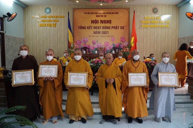 Hòa thượng Thích Thiện Minh trao Bằng tuyên dương công đức đến chư tôn đức Ban Trị sự huyện 