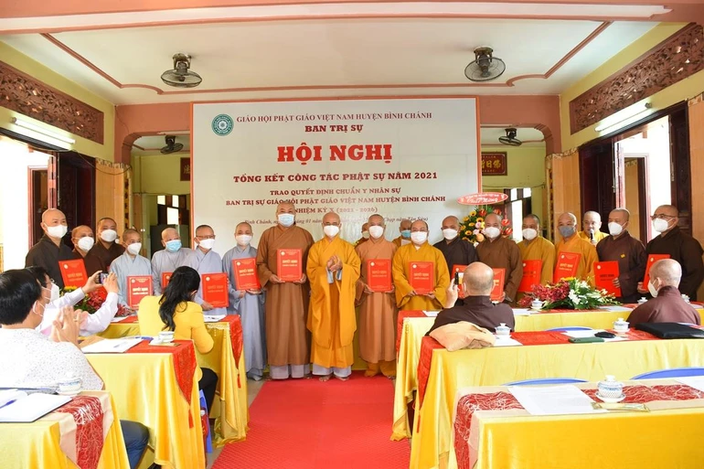 Thượng tọa Thích Thiện Quý trao quyết định nhân sự đến Ban Trị sự huyện Bình Chánh-ảnh: Diệu Anh