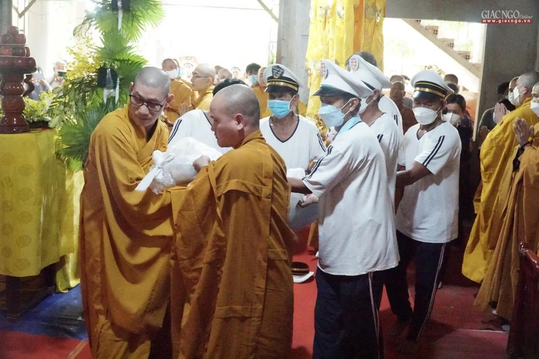 Thỉnh nhục thân Hòa thượng rời thiền thất đến Giác linh đường