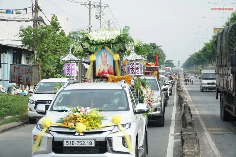 Đoàn xe đang tiến về đài hỏa táng Tháp Long Thọ để cử hành lễ trà-tỳ