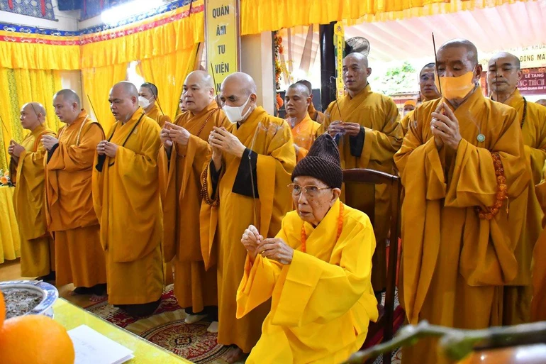 Trưởng lão Hòa thượng Trưởng Môn phái tổ đình Vĩnh Nghiêm cùng chư tôn đức trong môn phái niệm hương cầu nguyện