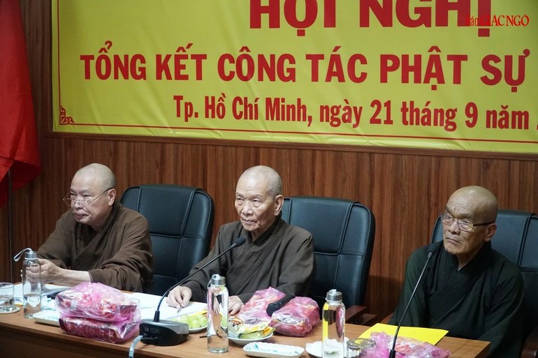 Chư tôn đức chủ tọa hội nghị 