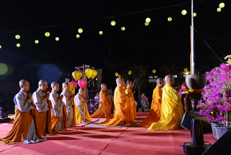 Chư Tăng Ni dâng hương đảnh lễ Bồ-tát Quán Thế Âm