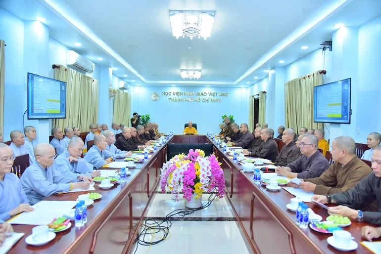 Trưởng lão Hòa thượng Viện trưởng chủ trì phiên họp chiều ngày 4-6 - Ảnh: Minh Đức