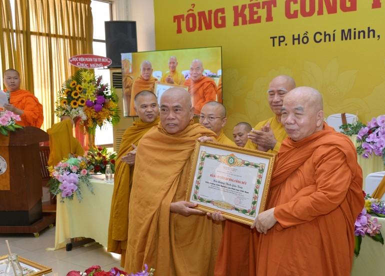 Hội đồng Trị sự GHPGVN tặng Bằng tuyên dương công đức đến Viện Nghiên cứu Phật học VN - Ảnh-Bảo Toàn/BGN