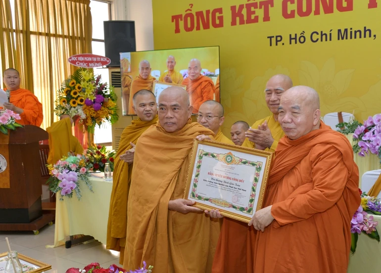 Hội đồng Trị sự GHPGVN tặng Bằng tuyên dương công đức đến Viện Nghiên cứu Phật học VN - Ảnh-Bảo Toàn/BGN