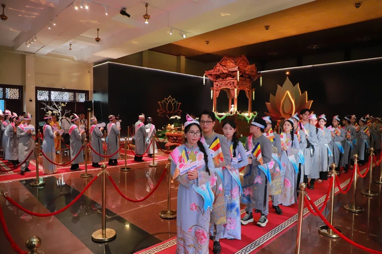 Phật tử chiêm bái xá-lợi Đức Phật tại chùa Thanh Tâm (Phật Cô Đơn), sáng 3-5 - Ảnh: Trung Thắng