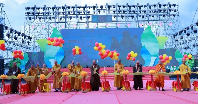 Cắt băng khai mạc Lễ hội Văn hóa Phật giáo chào mừng Đại lễ Vesak 2025 - Ảnh: Trung Thắng
