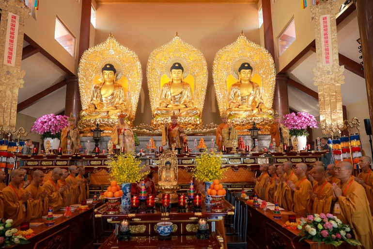 Trang nghiêm Lễ đăng đàn chẩn tế cầu siêu các anh hùng, liệt sĩ theo nghi lễ Phật giáo miền Nam - Ảnh: Phùng Anh Quốc/BGN