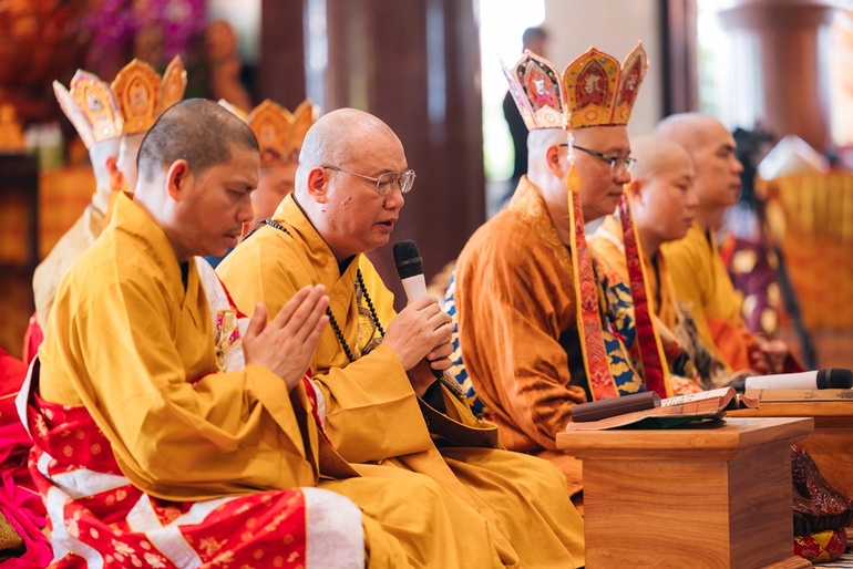 Ban Nghi lễ Phật giáo miền Bắc cử hành lễ cúng Phật - Ảnh: Nguyên Lâm