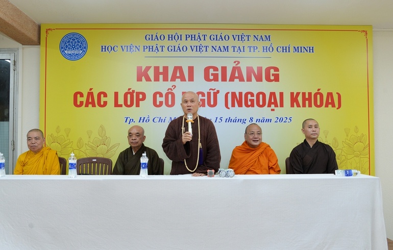 Chư tôn đức tham dự Lễ khai giảng - Ảnh: Bảo Toàn/BGN