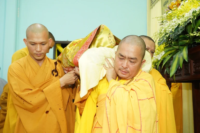 Môn đồ pháp quyến cung thỉnh nhục thân Hòa thượng Thích Hạnh Hoa đến Giác linh đường nhập kim quan - Ảnh: Thông Từ
