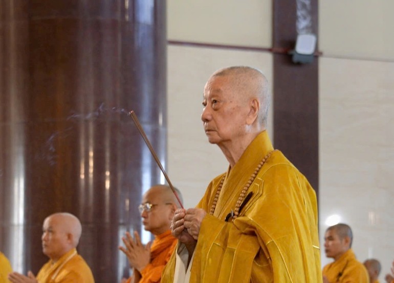 Đức Pháp chủ quang lâm niêm hương chứng minh Lễ Tự tứ của Tăng, Ni Học viện Phật giáo VN tại TP.HCM - Ảnh: Bảo Toàn/BGN