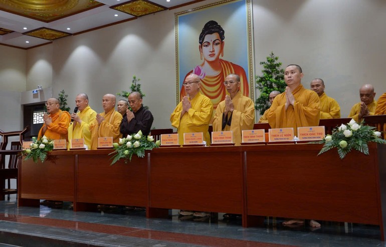 Chư tôn đức Hội đồng Điều hành, lãnh đạo các khoa Học viện Phật giáo VN tại TP.HCM tham dự lễ khai giảng - Ảnh: Bảo Toàn/BGN.