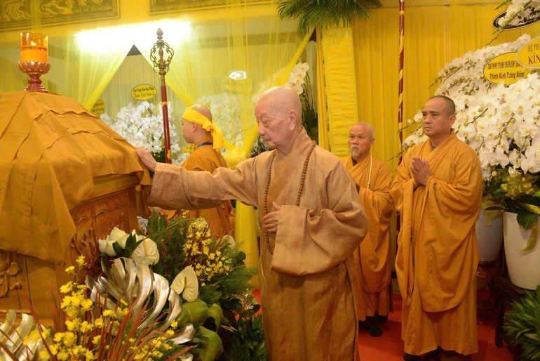 Đức Pháp chủ viếng tang Trưởng lão Hòa thượng Thích Như Tín, Ủy viên Thường trực Hội đồng Chứng minh - Ảnh: Bảo Toàn/BGN