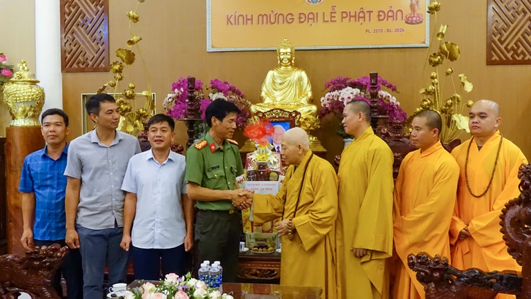 Đoàn Công an tỉnh thăm Hòa thượng Thích Quảng Xã tại chùa Huệ Chiếu - Ảnh: Công Trí