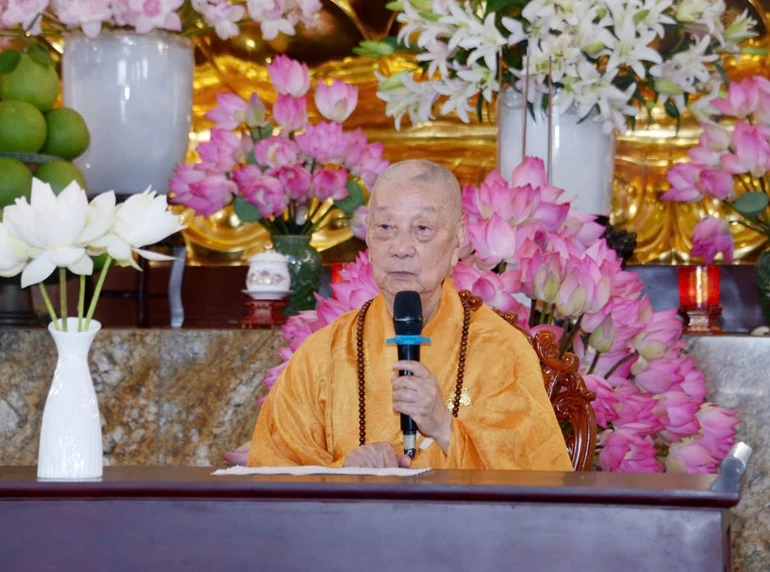 Đức Pháp chủ GHPGVN - Đại lão Hòa thượng Thích Trí Quảng giáo giới chư hành giả an cư tại hạ trường Cơ sở II - Học viện Phật giáo VN tại TP.HCM (xã Bình Lợi) - Ảnh: Bảo Toàn/BGN