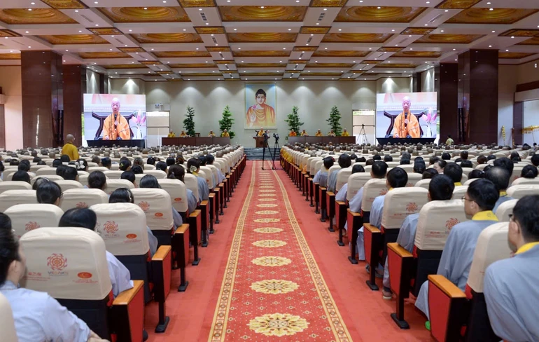 Đức Pháp chủ huấn thị hành giả tham dự Khóa tu Ngày an lạc lần thứ 1 - năm 2026 tại Cơ sở II - Học viện Phật giáo VN tại TP.HCM - Ảnh: Bảo Toàn/ BGN
