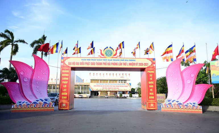 Cổng chào dẫn vào Cung Văn hóa Hữu nghị Lao đông Việt-Tiệp nơi diễn ra Đại hội Phật giáo TP.Hải Phòng. Ảnh: Thành Trung
