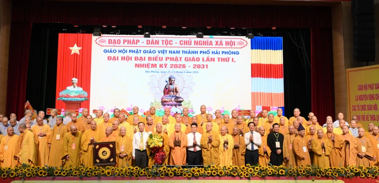 Trung ương Giáo hội, đại biểu chúc mừng tân Ban Trị sự GHPGVN TP.Hải Phòng, nhiệm kỳ 2026-2031 - Ảnh: Quảng Hậu/BGN