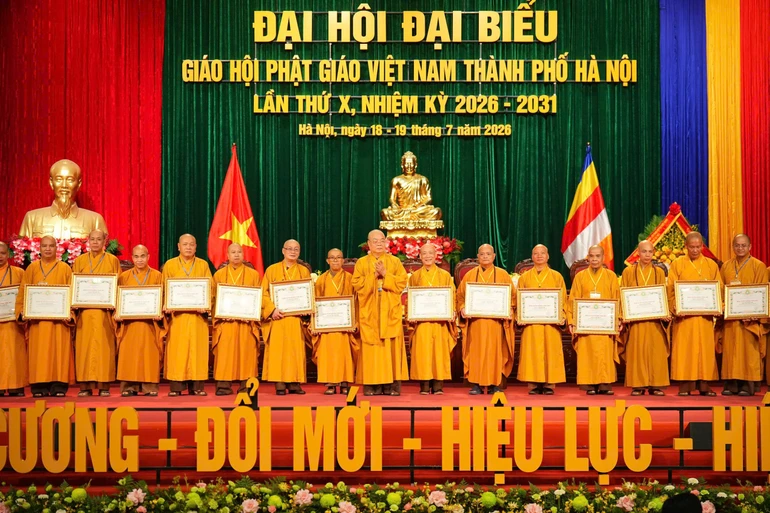 Trung ương Giáo hội tặng Bằng tuyên dương công đức đến tập thể và cá nhân Ban Trị sự GHPGVN TP.Hà Nội - Ảnh: Phật sự Thủ đô