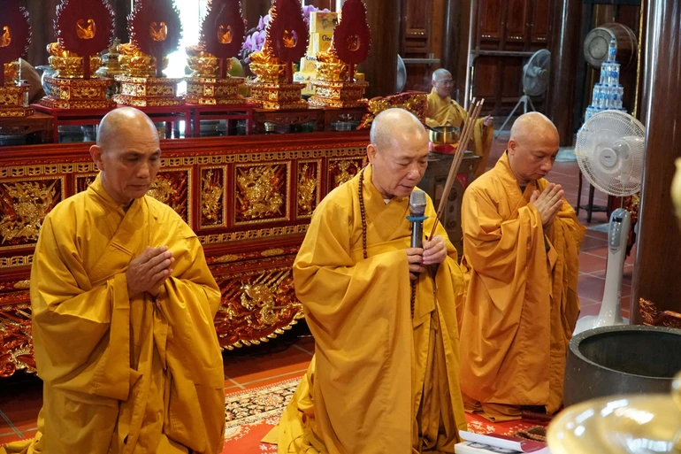 Hòa thượng Thích Bảo Nghiêm và chư tôn đức niêm hương, đảnh lễ Tam bảo tại chùa Cảm Sơn - Ảnh: Quảng Hậu/BGN