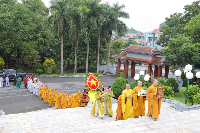 Đoàn Ban Trị sự GHPGVN tỉnh Lào Cai đến đặt vòng hoa tại Khu tưởng niệm Chủ tịch Hồ Chí Minh và Nghĩa trang Liệt sĩ tỉnh trước thềm đại hội