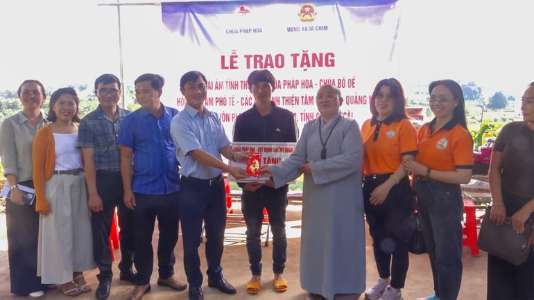 Ni sư Thích nữ Chúc Giác, lãnh đạo địa phương và mạnh thường quân trao tặng các vật phẩm đến gia đình ông Phạm Văn Hòa