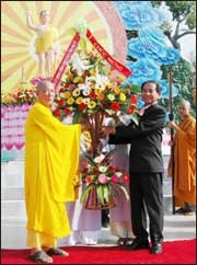 Hòa thượng Thích Quảng Hiển, Phó Trưởng ban trị sự Phật giáo tỉnh nhận  lẵng hoa chúc mừng  của Ô. Võ Thành Kỳ, Phó Chủ tịch UBND tỉnh BRVT