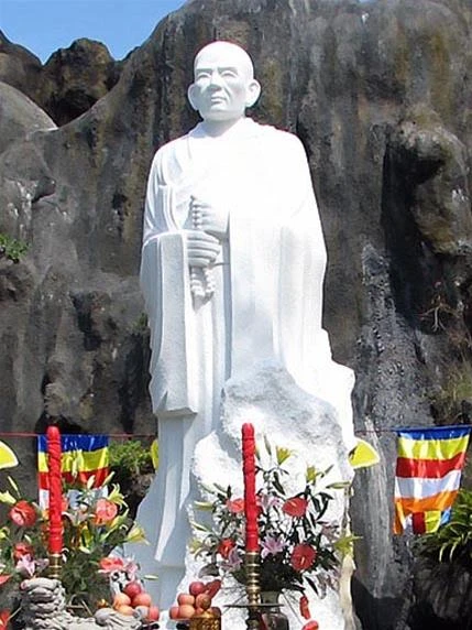 Tượng đài Bồ tát Thích Quảng Đức tại chùa Long Sơn