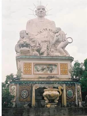 Tượng thiền sư Vạn Hạnh trên đỉnh Tiêu Sơn