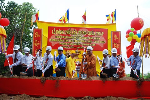 HT Thích Thanh Tứ và các vị lãnh đạo địa phương khởi công động thổ