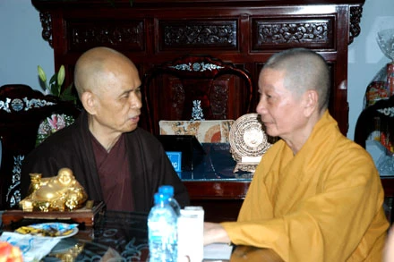 HT Thích Trí  Quảng và TS Nhất Hạnh trao đổi tâm tình trước khi về lại Làng Mai -Pháp Quốc