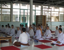 Chùa Nguyên Thủy từ ngoài cổng nhìn vào