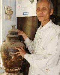 Ông Hồ Tấn Phan với cổ vật sông Hương