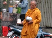 Một “nhà sư” ở xóm sư giả phường Hiệp Bình Chánh, quận Thủ Đức-TPHCM đang đi “khất thực” trên đường Châu Văn Liêm, quận 5-TPHCM. Ảnh: N.PHÚ