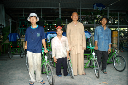 Vị tu sĩ với người khuyết tật