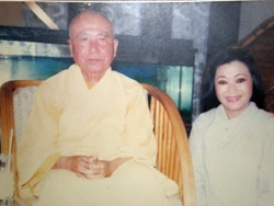 NSƯT Kim Cương và Hòa  thượng Thanh Từ - Ảnh: Do nghệ sĩ cung cấp